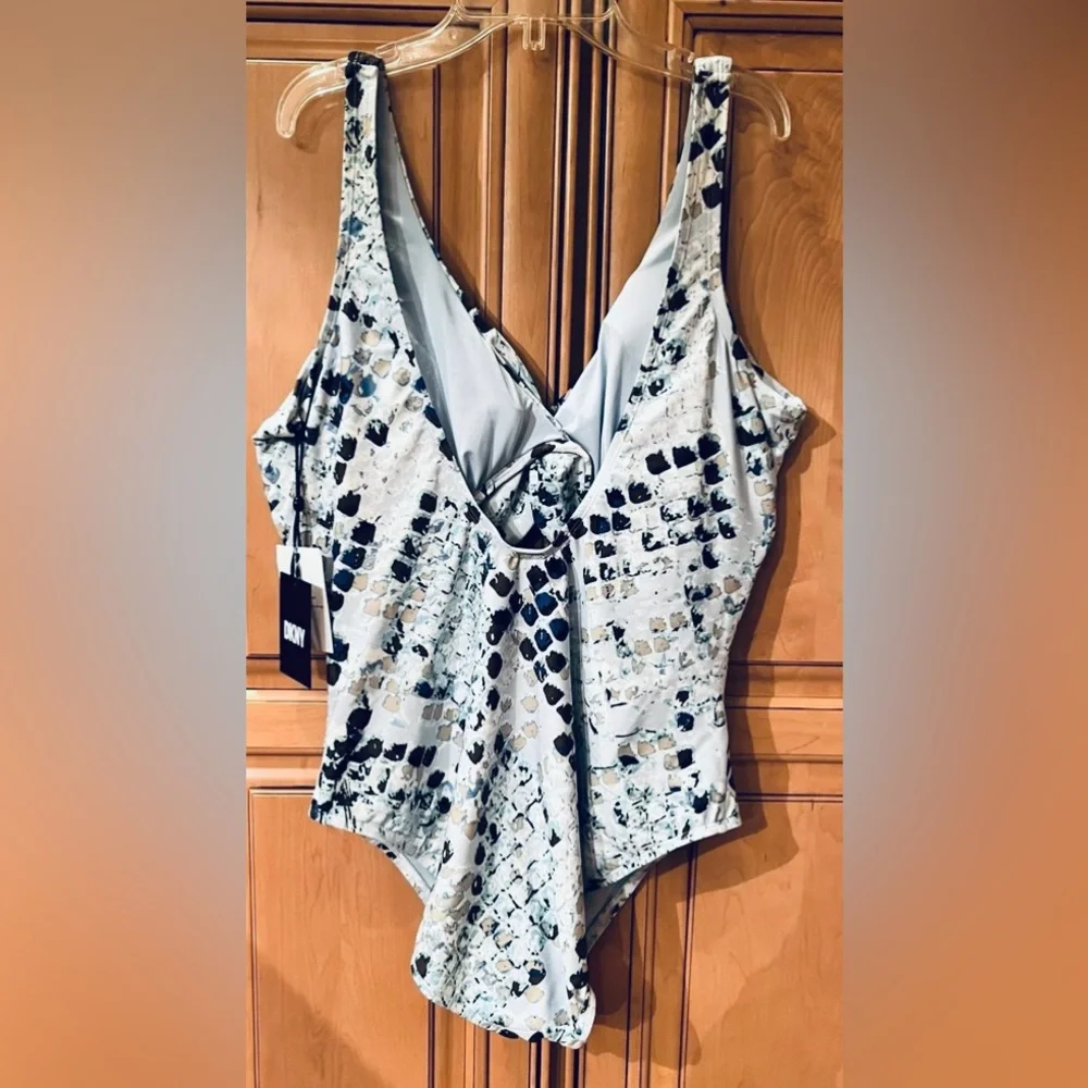 NWT DKNY Women’s Plus Size Peek-A-Boo Twist One Piece Swimsuit - Picture 9 of 13